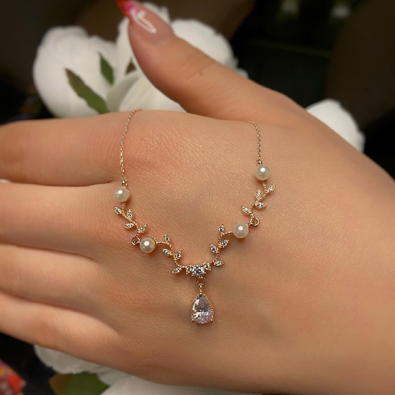 Helloice Diamond Mount Pearl Spring Necklace