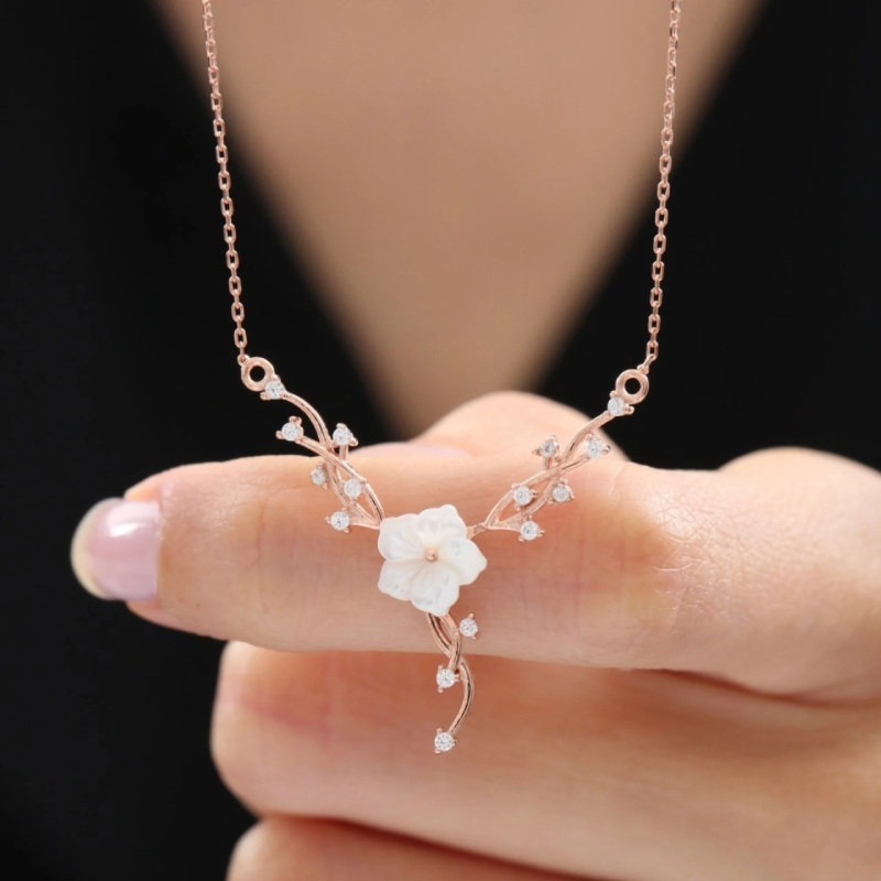 Helloice Magnolia and Ivy Love Necklace