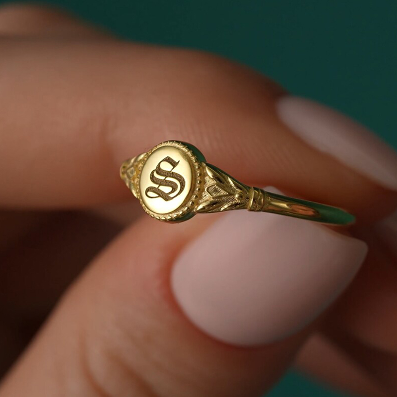 Helloice Vintage Gothic Initial Signet Ring