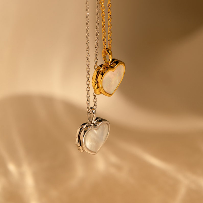 Helloice Customized Mother of Pearl Heart Photo Locket