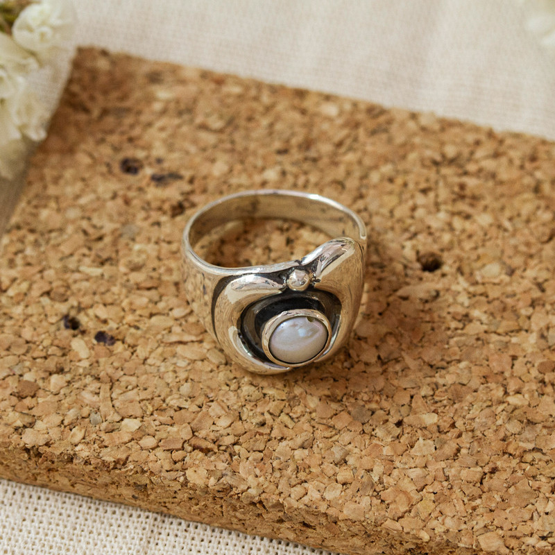 Modern Sterling Silver Pearl Ring, "Mini Bonito"