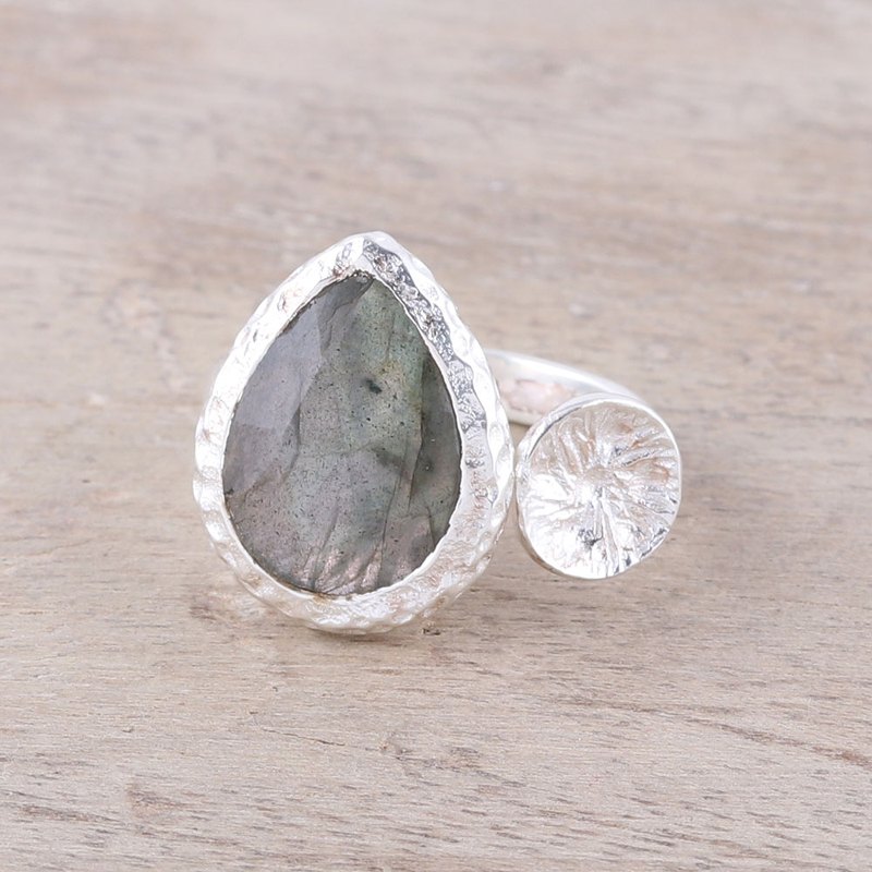 3.5-Carat Labradorite Wrap Ring from India, "Aurora Desire"